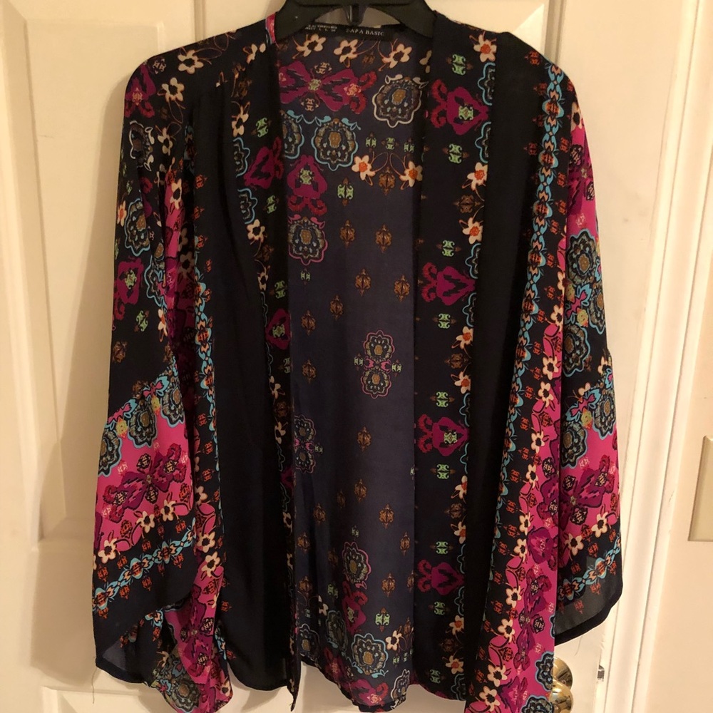 Beautiful floral kimono. Lg. Like new